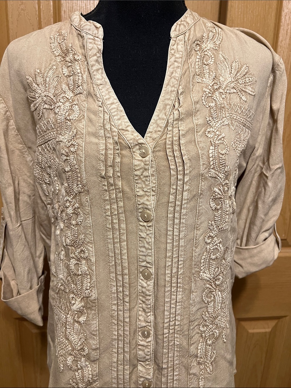 SOLITAIRE Embroidered Button Up - Picture 6 of 8
